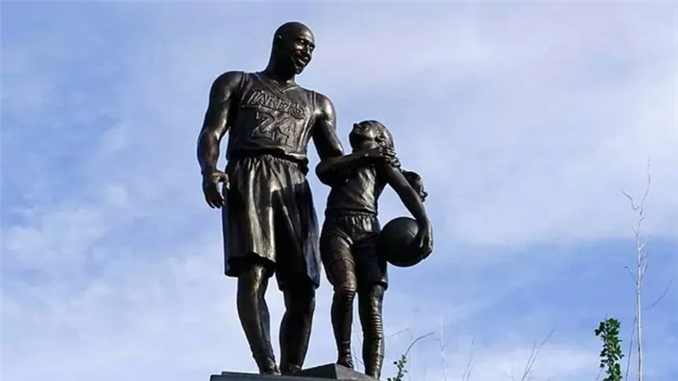 Los Lakers inauguran una estatua de Kobe Bryant