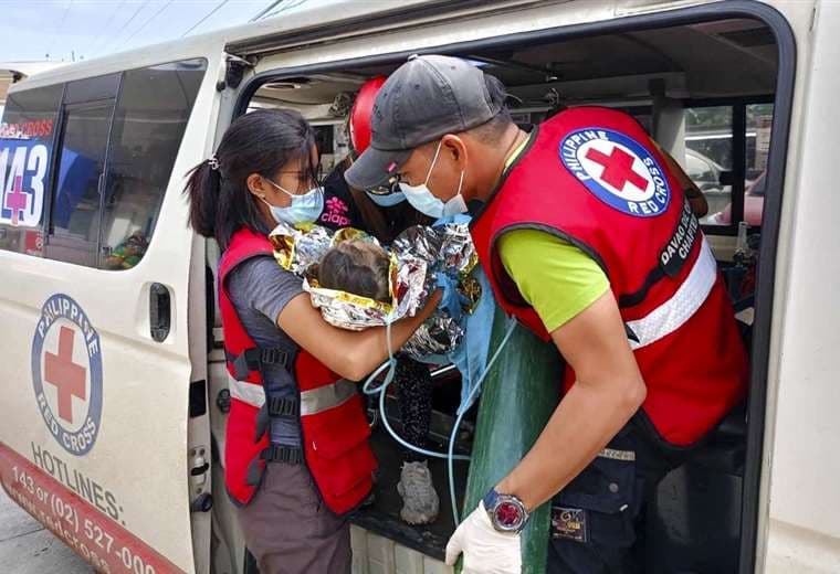 Rescatistas brindan atención médica a la niña rescatada / Foto: AFP 