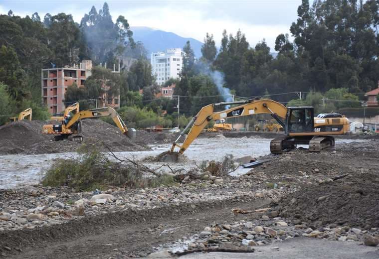 Maquinaria trabajando en el encauzamiento del río en La Paz/Foto: APG