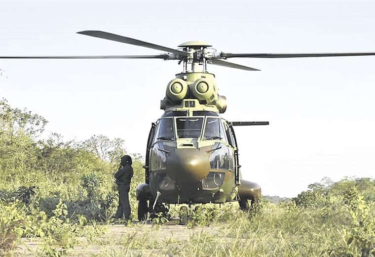 Un helicóptero SuperPuma en una pista clandestina. Foto: Ministerio de Gobierno