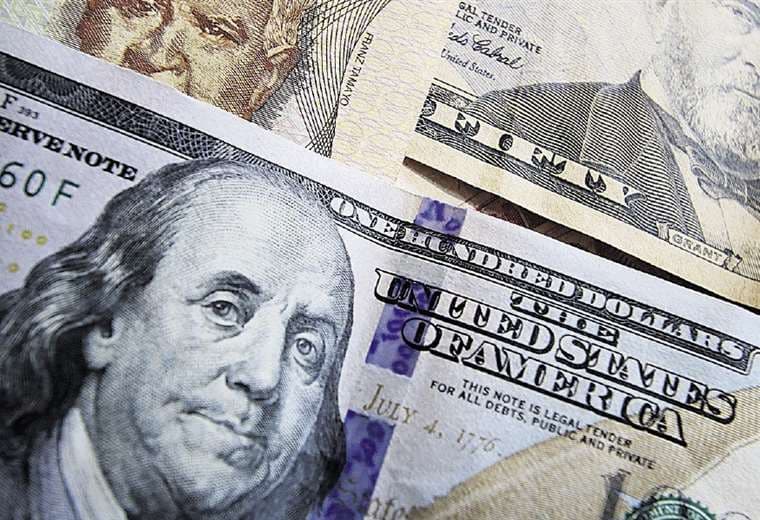 Con el dólar paralelo bordeando los Bs 12, advierten tendencia alcista debido a la incertidumbre en la economía 