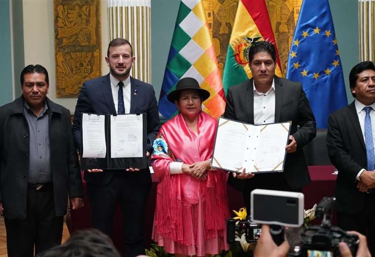 El Comisario Europeo de Medioambiente, firmó la entrega en La Paz