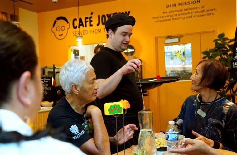 Café Joyeux ofrece empleo a las personas con autismo o síndrome de Down / AFP 