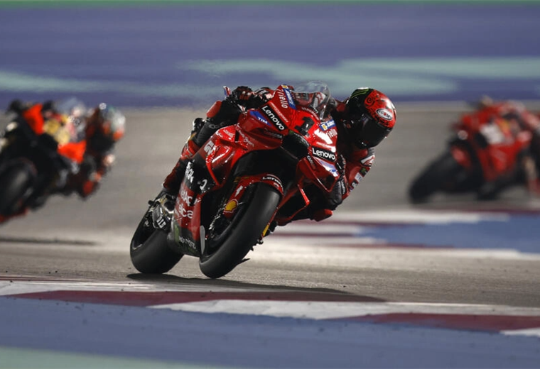 La Ducati de Francesco Bagnaia (centro) durante la carrera que ganó en el GP de Qatar. AFP