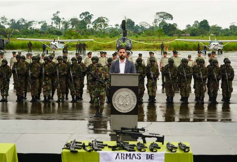 Ministro del Castillo entrega armas y aeronaves para la lucha contra el narcotráfico
