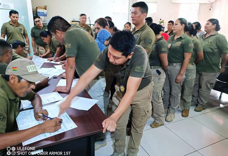 Se inició el censo de los efectivos policiales de la Felcc. Fotos: Juan Delgadillo