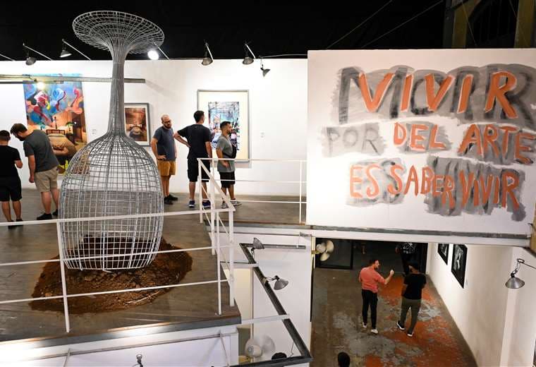  La gente visita una exposición de arte en la Fábrica de Arte Cubano / AFP