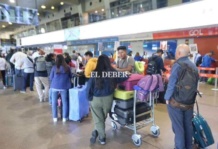 Organismo internacional suspende venta de pasajes aéreos en bolivianos, los viajeros pagarán boletos en dólares