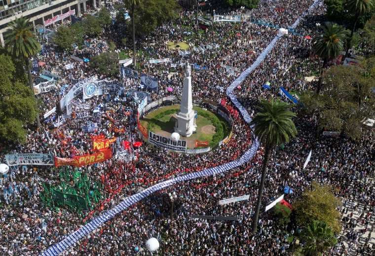Cientos de personas se congregaron en la Plaza de Mayo en Buenos Aires / AFP 