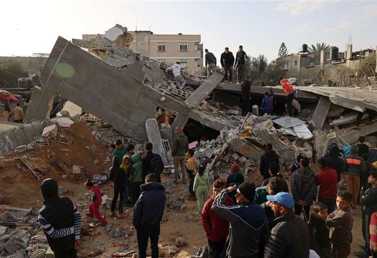 Conflicto en Gaza. Una familia perdió su casa durante un ataque. Foto: AFP