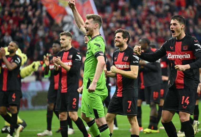 Los jugadores del Bayer Leverkusen celebran un triunfo sufrido. Foto: AFP