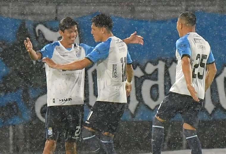 Los jugadores de Blooming celebran el gol de Pedro Siles (izq.). Foto: APG Noticias