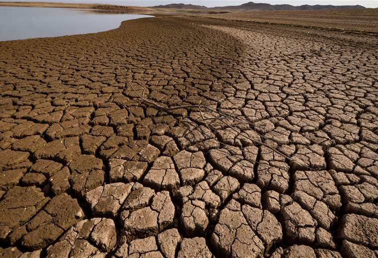  Tierra agrietada en la presa de al-Massira en Marruecos / Foto: AFP