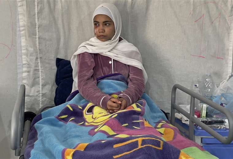 La niña palestina Hala Hazem Hamada descansa en un hospital en Rafah / AFP