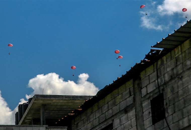  Paquetes de ayuda se lanzan desde el aire sobre el norte de la Franja de Gaza / AFP 