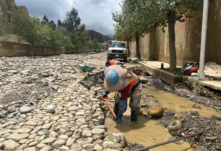 Funcionarios de la Alcaldía de La Paz trabajando en la zona Sur/Foto:MT