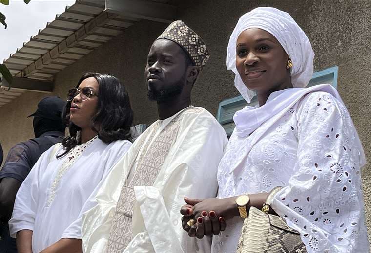 El presidente Bassirou Diomaye Faye y sus esposas,  Marie Khone Faye y Absa Faye / AFP