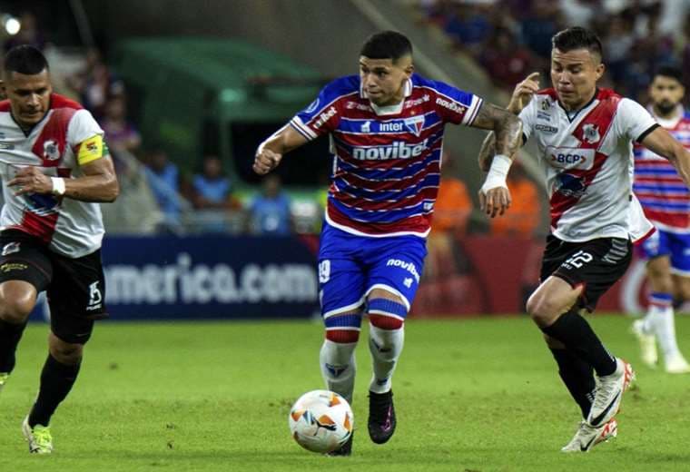 Dos jugadores de Nacional van a la marca de Emanuel Brítez. Foto: AFP