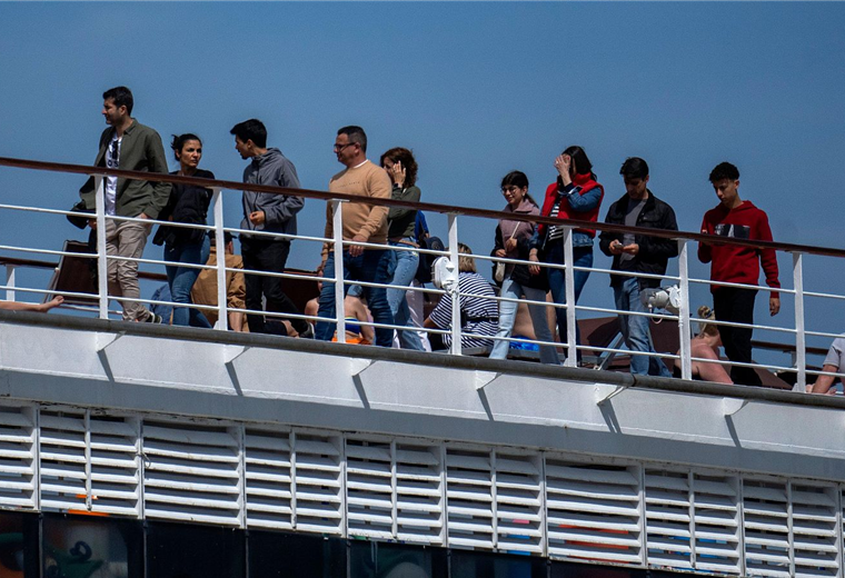 El grupo de bolivianos llegó en un crucero al puerto de Barcelona