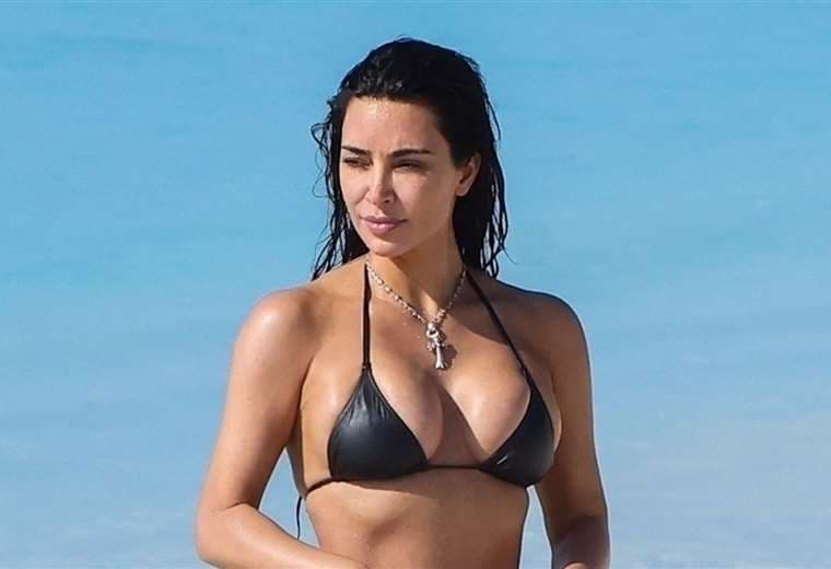 Kim Kardashian presume su cintura de 24 pulgadas en la playa