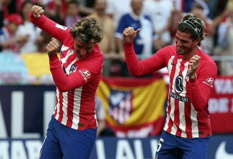 Antoine Griezmann (izq.) marcó dos goles para el Atlético. Foto: AFP