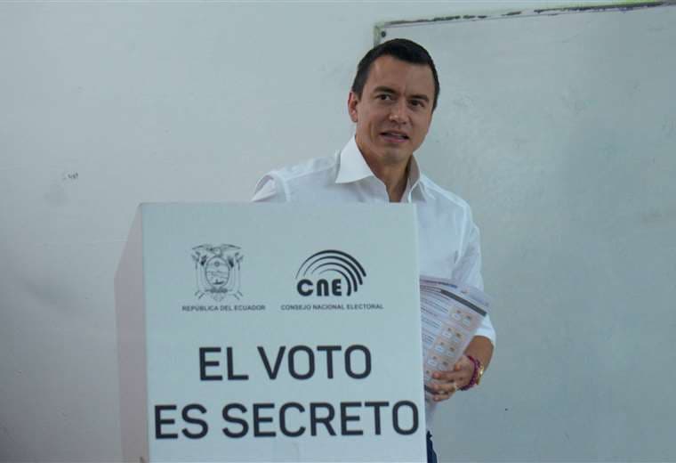 El presidente ecuatoriano Daniel Noboa emite su voto /Foto: AFP