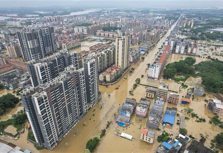 Edificios y calles inundadas después de las fuertes lluvias en la ciudad de Qingyuan / AFP