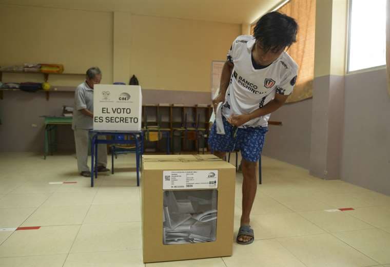 Los ecuatorianos ejercieron su derecho al voto en un referendo este domingo.