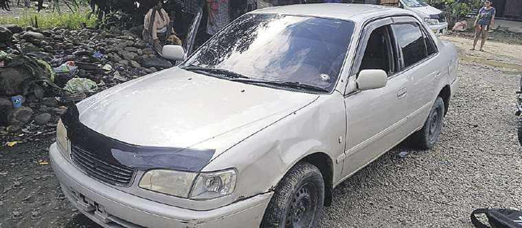 El auto atacado a bala en Isarzama 