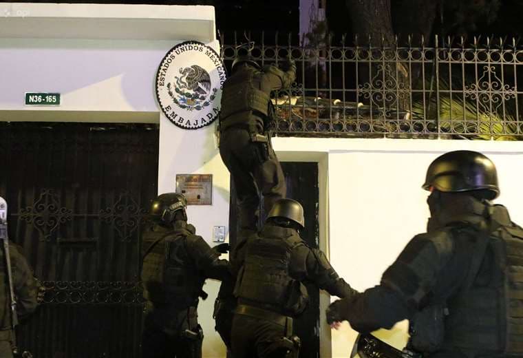 Fuerzas especiales de la policía ecuatoriana irrumpiendo en la embajada de México en Quito