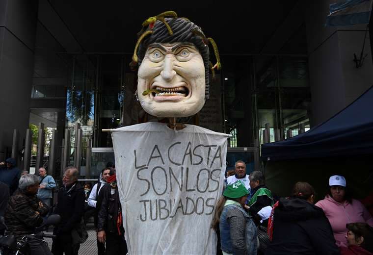 Protestas por los paquetes económicos propuestos por Javier Milei. Foto: AFP