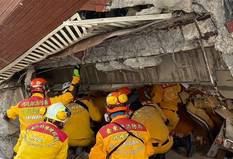 Equipos de rescate buscan sobrevivientes en un edificio dañado en Hualien / AFP