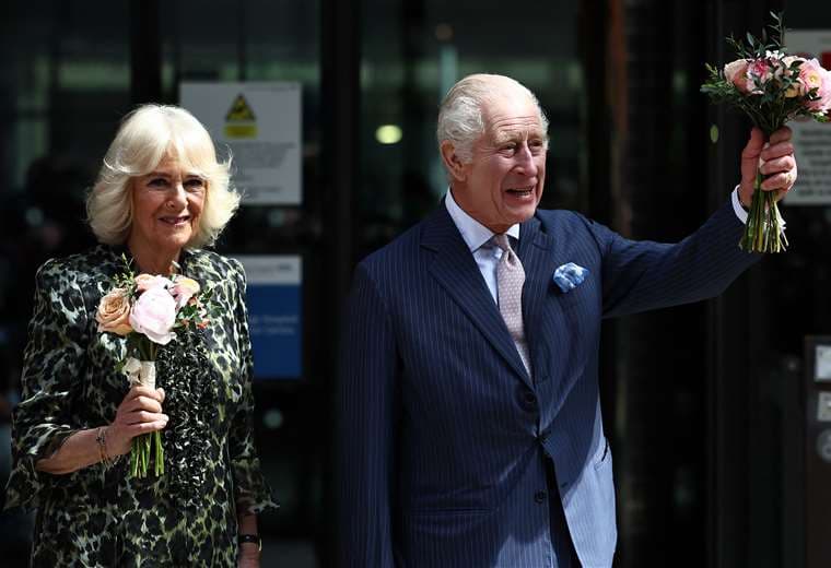  El rey Carlos III y la reina Camila en su visita al Centro Oncológico Macmillan /AFP