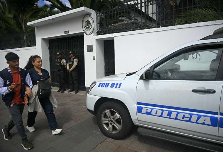 Guardia policial afuera de la embajada de México en Quito / AFP