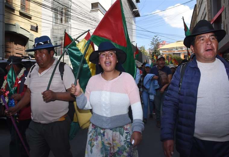 Eva Copa bajó de El Alto a La Paz en una marcha junto a las Fejuves
