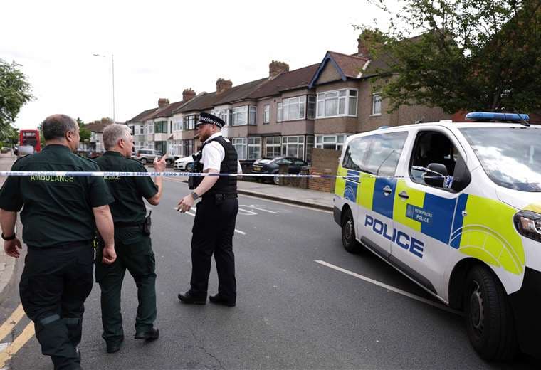 Policías de Londres acordonaron el lugar donde un hombre atacó con una espada/Foto: AFP