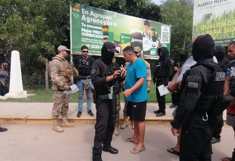 Entrega de los brasileños a la Policía de Brasil/Foto: redes sociales