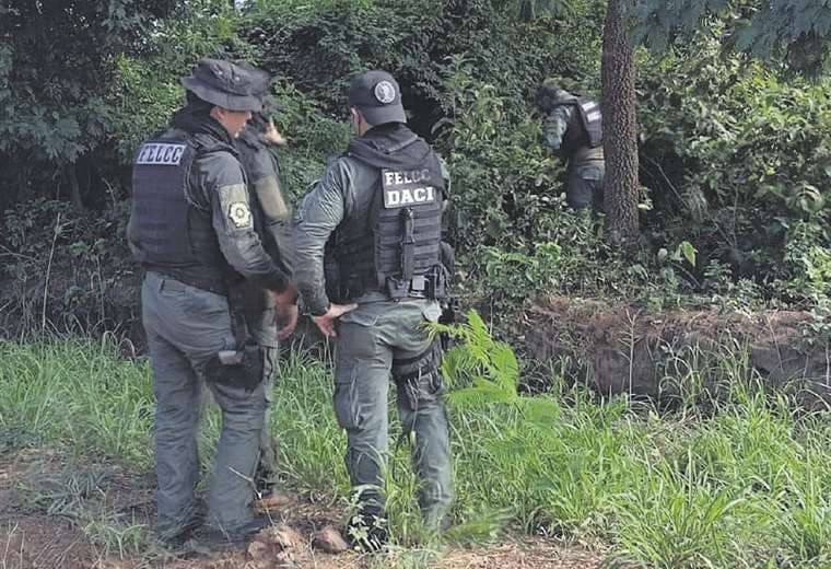 Policía secuestra un arma con dos proyectiles de la escena donde hallaron muertos a dos hombres en San Miguel 