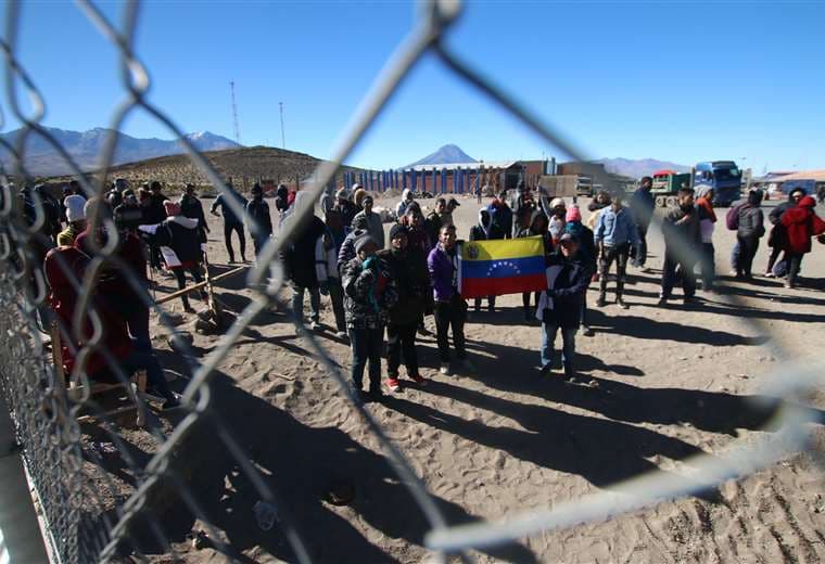 Venezolanos en la frontera entre Bolivia y Chile. Foto: AFP