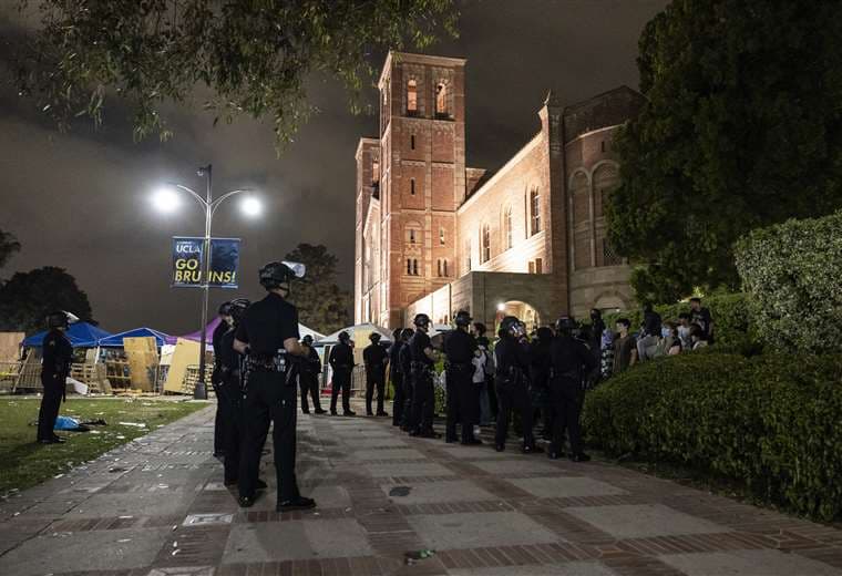 Agentes de la policía cerca de un campamento pro palestino en  la Univ. de Los Ángeles/AFP