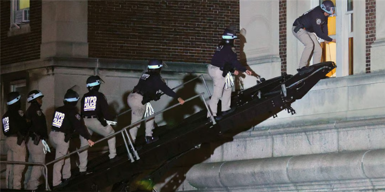 Oficiales de la policía de Nueva York intervienen en las protestas universitarias AFP