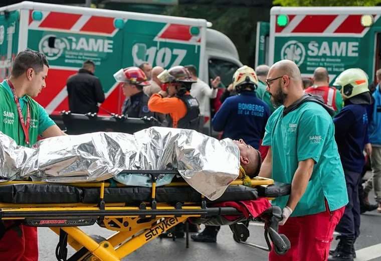 Los heridos fueron evacuados para recibir atención médica / AP