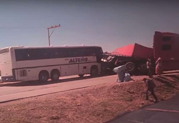 Colisión de un bus y un tractocamión deja al menos 15 heridos en la vía La Paz-Oruro