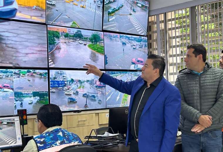 El alcalde muestra imágenes en tiempo real / Foto: Ricardo Montero