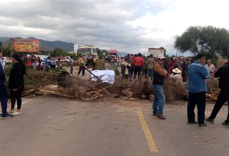 Productores y transportistas bloquean la carretera a la altura de Mairana