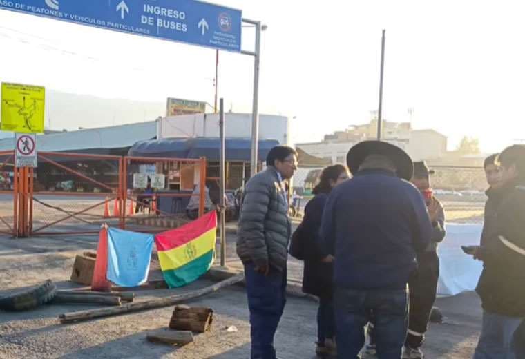 Choferes asalariados bloquean en la terminal de Cochabamba, pero no en carreteras