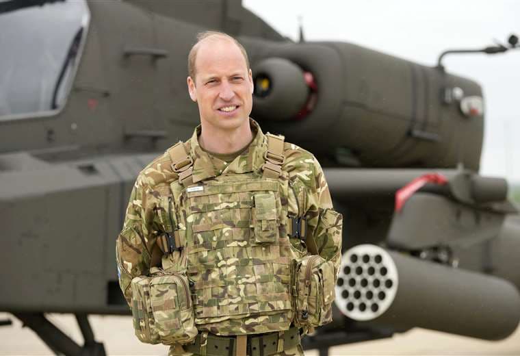 El Príncipe Guillermo de Gran Bretaña frente a un helicóptero Apache / AFP