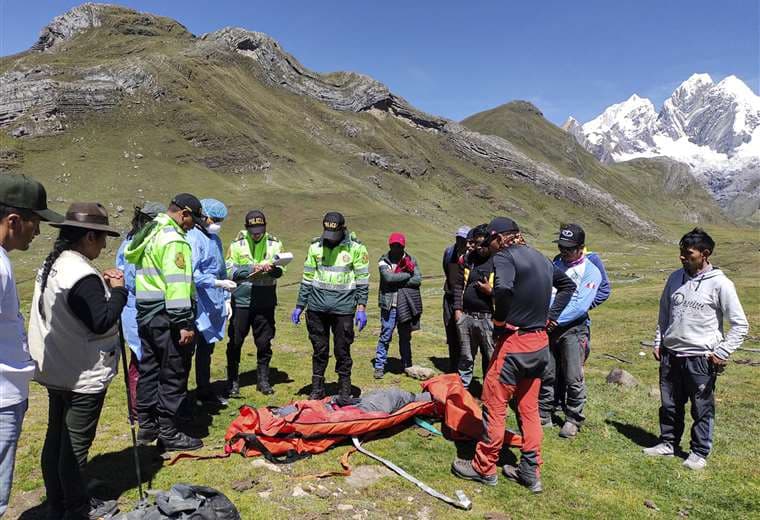 Al menos 13 personas mueren en caída de autobús en región andina de Perú