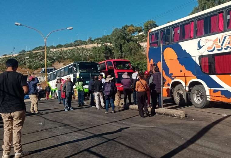 Choferes asalariados levantan el bloqueo en la terminal de buses de Cochabamba