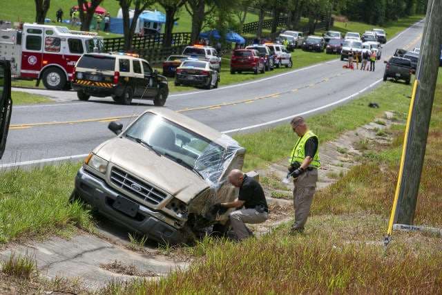 Autoridades trabajan en el lugar del accidente en el condado Marion, Florida / AP